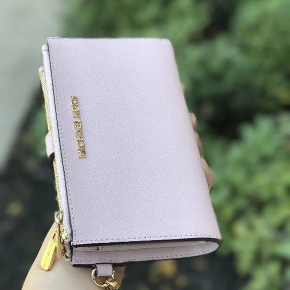 Michael Kors Handbags - NWOT Michael Kors Jet Set Travel Wristlet Wallet